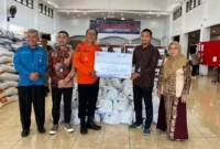 PT Taspen (Persero) Kantor Cabang Padang menyalurkan 108 paket bantuan sembako bagi warga terdampak bencana hidrometeorologi di Kota Padang, Kamis (4/12/2025). (Foto: Diskominfo Padang)
