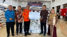 PT Taspen (Persero) Kantor Cabang Padang menyalurkan 108 paket bantuan sembako bagi warga terdampak bencana hidrometeorologi di Kota Padang, Kamis (4/12/2025). (Foto: Diskominfo Padang)