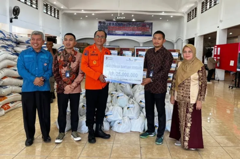 PT Taspen (Persero) Kantor Cabang Padang menyalurkan 108 paket bantuan sembako bagi warga terdampak bencana hidrometeorologi di Kota Padang, Kamis (4/12/2025). (Foto: Diskominfo Padang)