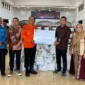 PT Taspen (Persero) Kantor Cabang Padang menyalurkan 108 paket bantuan sembako bagi warga terdampak bencana hidrometeorologi di Kota Padang, Kamis (4/12/2025). (Foto: Diskominfo Padang)