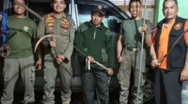 Petugas Satpol PP Padang memperlihatkan senjata tajam yang diamankan dari sekelompok remaja, Sabtu (13/12/2025) dini hari. (Foto: Humas Satpol PP Padang)