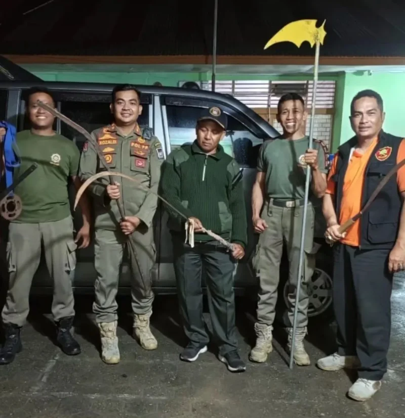 Petugas Satpol PP Padang memperlihatkan senjata tajam yang diamankan dari sekelompok remaja, Sabtu (13/12/2025) dini hari. (Foto: Humas Satpol PP Padang)
