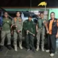 Petugas Satpol PP Padang memperlihatkan senjata tajam yang diamankan dari sekelompok remaja, Sabtu (13/12/2025) dini hari. (Foto: Humas Satpol PP Padang)
