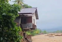 Satu unit rumah di kawasan bantaran Sungai Lubuk Minturun, Koto Tuo, Kelurahan Koto Panjang, Kecamatan Koto Tangah terlihat “tergaing-gaing” akibat tapaknya terkikis banjir bandang pada 28 November 2025 lalu. (Foto: Diskominfo Padang) 