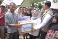 Ketua Komisi IV DPR RI, Titiek Soeharto menyalurkan bantuan kepada warga terdampak bencana banjir, Minggu (30/10/2025). (Foto: Prokopim Padang)
