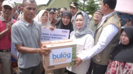 Ketua Komisi IV DPR RI, Titiek Soeharto menyalurkan bantuan kepada warga terdampak bencana banjir, Minggu (30/10/2025). (Foto: Prokopim Padang)