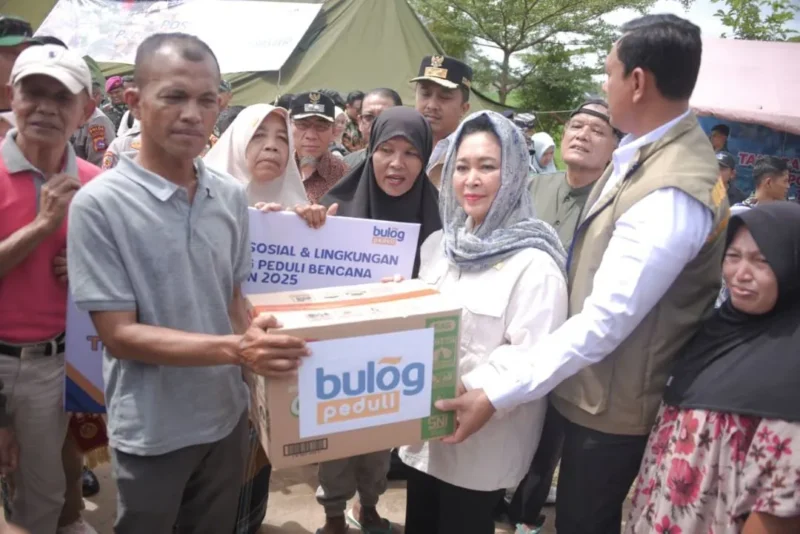 Ketua Komisi IV DPR RI, Titiek Soeharto menyalurkan bantuan kepada warga terdampak bencana banjir, Minggu (30/10/2025). (Foto: Prokopim Padang)