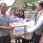 Ketua Komisi IV DPR RI, Titiek Soeharto menyalurkan bantuan kepada warga terdampak bencana banjir, Minggu (30/10/2025). (Foto: Prokopim Padang)