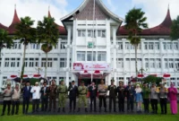 Pemko Padang Panjang menggelar Upacara HBN Padang Panjang, Hari Ibu ke-97, dan Apel Gelar Pasukan Pengawasan Nataru di halaman Balai Kota, Jumat (19/12/2025). (Foto: Kominfo Padang Panjang)