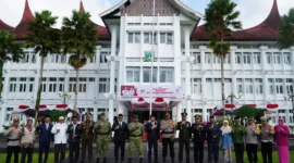 Pemko Padang Panjang menggelar Upacara HBN Padang Panjang, Hari Ibu ke-97, dan Apel Gelar Pasukan Pengawasan Nataru di halaman Balai Kota, Jumat (19/12/2025). (Foto: Kominfo Padang Panjang)