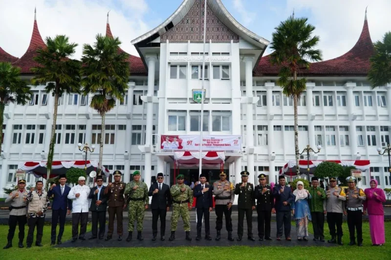 Pemko Padang Panjang menggelar Upacara HBN Padang Panjang, Hari Ibu ke-97, dan Apel Gelar Pasukan Pengawasan Nataru di halaman Balai Kota, Jumat (19/12/2025). (Foto: Kominfo Padang Panjang)