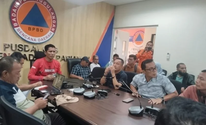 Sekdakab Padang Pariaman Rudi Repenaldy Rilis memimpin pembekalan teknis verval di Kantor Pusdalops Penanggulangan Bencana Padang Pariaman. (Foto: Kominfo Padang Pariaman)
