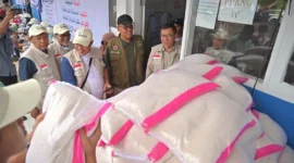Sekdaprov Sumbar, Arry Yuswandi saat menghadiri kegiatan WAMY di Posko SMP Negeri 44 Batu Busuk, Kota Padang, Sabtu (27/11/2025). (Foto: ADPSB)