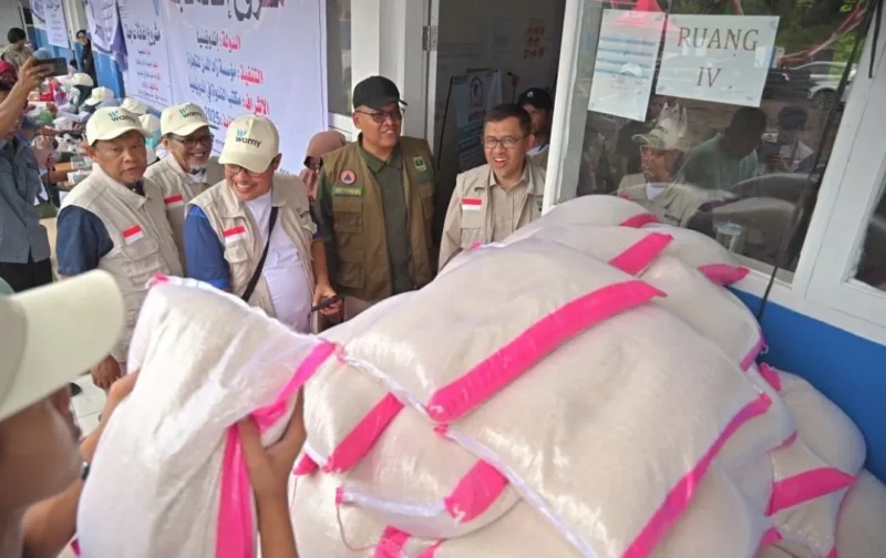 Sekdaprov Sumbar, Arry Yuswandi saat menghadiri kegiatan WAMY di Posko SMP Negeri 44 Batu Busuk, Kota Padang, Sabtu (27/11/2025). (Foto: ADPSB)