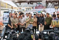 Menteri Koordinator Bidang Perekonomian Airlangga Hartarto memberikan keterangan pers kepada wartawan saat meninjau kesiapan penerapan WFA di Pondok Indah Mall, Jakarta, Jumat (26/12). (Foto: Kemendag)