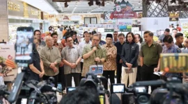 Menteri Koordinator Bidang Perekonomian Airlangga Hartarto memberikan keterangan pers kepada wartawan saat meninjau kesiapan penerapan WFA di Pondok Indah Mall, Jakarta, Jumat (26/12). (Foto: Kemendag)