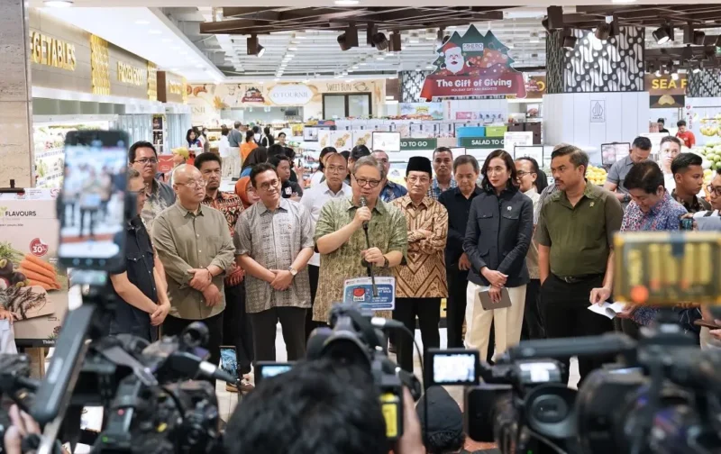 Menteri Koordinator Bidang Perekonomian Airlangga Hartarto memberikan keterangan pers kepada wartawan saat meninjau kesiapan penerapan WFA di Pondok Indah Mall, Jakarta, Jumat (26/12). (Foto: Kemendag)