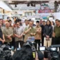 Menteri Koordinator Bidang Perekonomian Airlangga Hartarto memberikan keterangan pers kepada wartawan saat meninjau kesiapan penerapan WFA di Pondok Indah Mall, Jakarta, Jumat (26/12). (Foto: Kemendag)