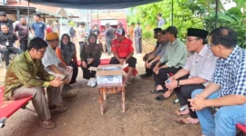 Wakil Wali Kota Padang, Maigus Nasir mendampingi Wabup Dharmasraya, Leli Arni ke sejumlah titik terdampak banjir bandang di Kelurahan Tabing Banda Gadang (TBG), Kecamatan Nanggalo, Sabtu (6/12/2025). (Foto: Prokopim Padang)