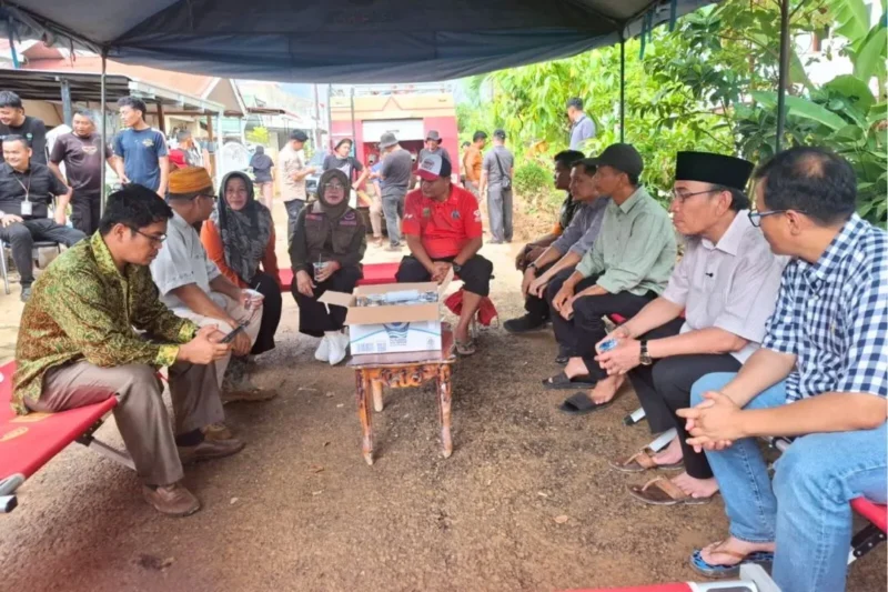 Wakil Wali Kota Padang, Maigus Nasir mendampingi Wabup Dharmasraya, Leli Arni ke sejumlah titik terdampak banjir bandang di Kelurahan Tabing Banda Gadang (TBG), Kecamatan Nanggalo, Sabtu (6/12/2025). (Foto: Prokopim Padang)