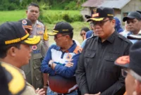 Wakil Bupati Tanah Datar Ahmad Fadly mendampingi Kepala BNPB Letjen TNI Suharyanto meninjau lokasi rencana pembangunan Huntara di Padang Kunyik, Tanah Datar, Sumatera Barat, Jumat (19/12/2025). (Foto: Prokopim Tanah Datar)
