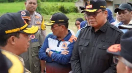 Wakil Bupati Tanah Datar Ahmad Fadly mendampingi Kepala BNPB Letjen TNI Suharyanto meninjau lokasi rencana pembangunan Huntara di Padang Kunyik, Tanah Datar, Sumatera Barat, Jumat (19/12/2025). (Foto: Prokopim Tanah Datar)