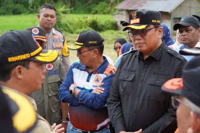 Wakil Bupati Tanah Datar Ahmad Fadly mendampingi Kepala BNPB Letjen TNI Suharyanto meninjau lokasi rencana pembangunan Huntara di Padang Kunyik, Tanah Datar, Sumatera Barat, Jumat (19/12/2025). (Foto: Prokopim Tanah Datar)