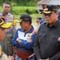 Wakil Bupati Tanah Datar Ahmad Fadly mendampingi Kepala BNPB Letjen TNI Suharyanto meninjau lokasi rencana pembangunan Huntara di Padang Kunyik, Tanah Datar, Sumatera Barat, Jumat (19/12/2025). (Foto: Prokopim Tanah Datar)