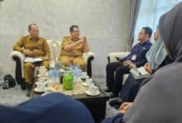 Wakil Bupati Tanah Datar, Ahmad Fadly menerima Kepala BPOM di Payakumbuh, Dio Ramondrana beserta jajaran di ruang kerjanya di Pagaruyung, Senin (15/12/2025). (Foto: Prokopim Tanah Datar)