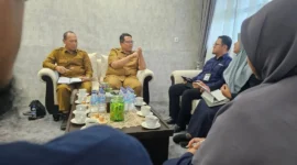 Wakil Bupati Tanah Datar, Ahmad Fadly menerima Kepala BPOM di Payakumbuh, Dio Ramondrana beserta jajaran di ruang kerjanya di Pagaruyung, Senin (15/12/2025). (Foto: Prokopim Tanah Datar)