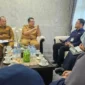 Wakil Bupati Tanah Datar, Ahmad Fadly menerima Kepala BPOM di Payakumbuh, Dio Ramondrana beserta jajaran di ruang kerjanya di Pagaruyung, Senin (15/12/2025). (Foto: Prokopim Tanah Datar)