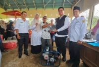 Wakil Bupati Tanah Datar Ahmad Fadly menyerahkan bantuan alsintan Tanah Datar secara simbolis kepada 38 kelompok tani, Rabu (24/12/2025). (Foto: Prokopim Tanah Datar)
