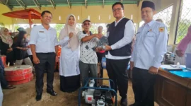 Wakil Bupati Tanah Datar Ahmad Fadly menyerahkan bantuan alsintan Tanah Datar secara simbolis kepada 38 kelompok tani, Rabu (24/12/2025). (Foto: Prokopim Tanah Datar)