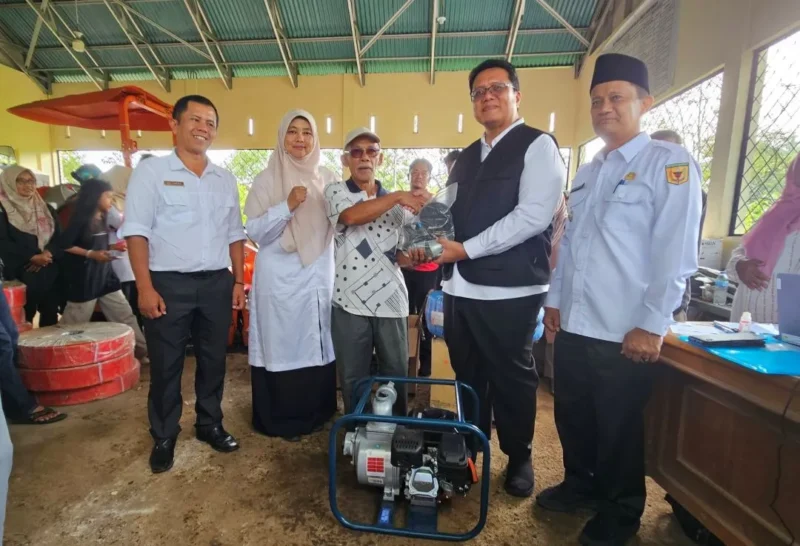 Wakil Bupati Tanah Datar Ahmad Fadly menyerahkan bantuan alsintan Tanah Datar secara simbolis kepada 38 kelompok tani, Rabu (24/12/2025). (Foto: Prokopim Tanah Datar)