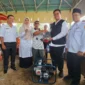 Wakil Bupati Tanah Datar Ahmad Fadly menyerahkan bantuan alsintan Tanah Datar secara simbolis kepada 38 kelompok tani, Rabu (24/12/2025). (Foto: Prokopim Tanah Datar)