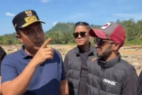 Wakil Gubernur Sumbar, Vasko Ruseimy, menerima bantuan dana sebesar Rp 5 miliar dari artis nasional sekaligus Utusan Khusus Presiden Bidang Pembinaan Generasi Muda dan Pekerja Seni, Raffi Ahmad. (Foto: ADPSB)