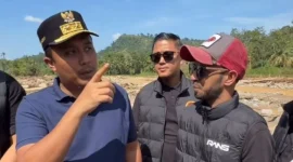 Wakil Gubernur Sumbar, Vasko Ruseimy, menerima bantuan dana sebesar Rp 5 miliar dari artis nasional sekaligus Utusan Khusus Presiden Bidang Pembinaan Generasi Muda dan Pekerja Seni, Raffi Ahmad. (Foto: ADPSB)