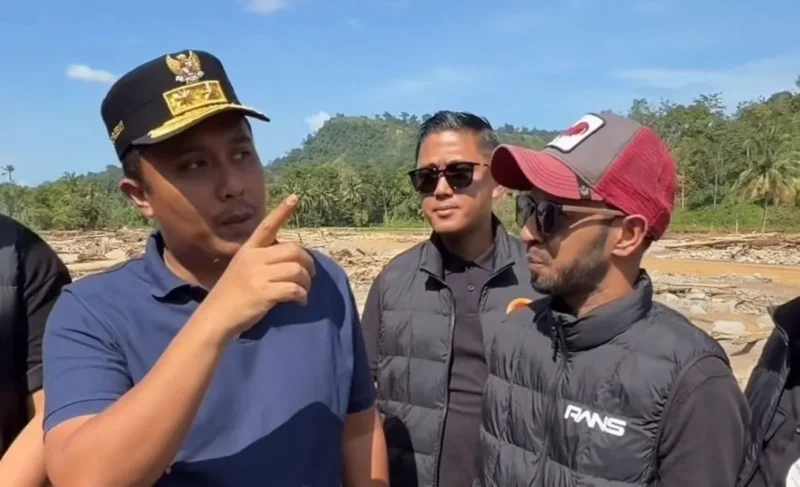 Wakil Gubernur Sumbar, Vasko Ruseimy, menerima bantuan dana sebesar Rp 5 miliar dari artis nasional sekaligus Utusan Khusus Presiden Bidang Pembinaan Generasi Muda dan Pekerja Seni, Raffi Ahmad. (Foto: ADPSB)