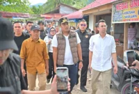 Utusan Khusus Presiden RI, Raffi Ahmad bersama Wagub Vasko Ruseimy mengunjungi lokasi terdampak banjir di Nagari Pasie Laweh, Kecamatan Lubuak Alung, Kabupaten Padang Pariaman, Minggu (14/12/2025). (Foto: ADPSB)