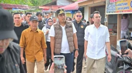 Utusan Khusus Presiden RI, Raffi Ahmad bersama Wagub Vasko Ruseimy mengunjungi lokasi terdampak banjir di Nagari Pasie Laweh, Kecamatan Lubuak Alung, Kabupaten Padang Pariaman, Minggu (14/12/2025). (Foto: ADPSB)