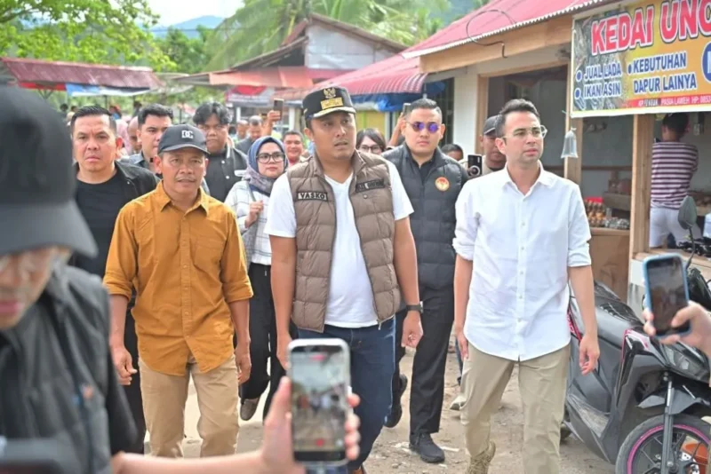 Utusan Khusus Presiden RI, Raffi Ahmad bersama Wagub Vasko Ruseimy mengunjungi lokasi terdampak banjir di Nagari Pasie Laweh, Kecamatan Lubuak Alung, Kabupaten Padang Pariaman, Minggu (14/12/2025). (Foto: ADPSB)
