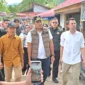 Utusan Khusus Presiden RI, Raffi Ahmad bersama Wagub Vasko Ruseimy mengunjungi lokasi terdampak banjir di Nagari Pasie Laweh, Kecamatan Lubuak Alung, Kabupaten Padang Pariaman, Minggu (14/12/2025). (Foto: ADPSB)