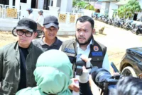 Wali Kota Padang Fadly Amran memberi keterangan pers kepada wartawan. (Foto: Prokopim Padang)