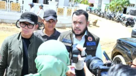 Wali Kota Padang Fadly Amran memberi keterangan pers kepada wartawan. (Foto: Prokopim Padang)