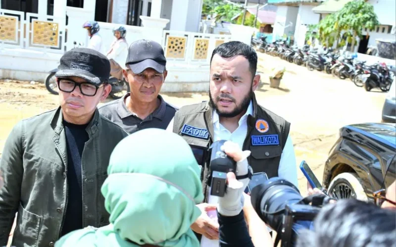 Wali Kota Padang Fadly Amran memberi keterangan pers kepada wartawan. (Foto: Prokopim Padang)