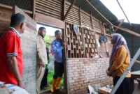 Wali Kota Padang, Fadly Amran meninjau PPMTI Batang Kabung dan SD Negeri 49 Batang Kabung yang terdampak banjir di Kecamatan Koto Tangah, Selasa (16/12/2025). (Foto: Prokopim Padang)