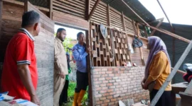 Wali Kota Padang, Fadly Amran meninjau PPMTI Batang Kabung dan SD Negeri 49 Batang Kabung yang terdampak banjir di Kecamatan Koto Tangah, Selasa (16/12/2025). (Foto: Prokopim Padang)