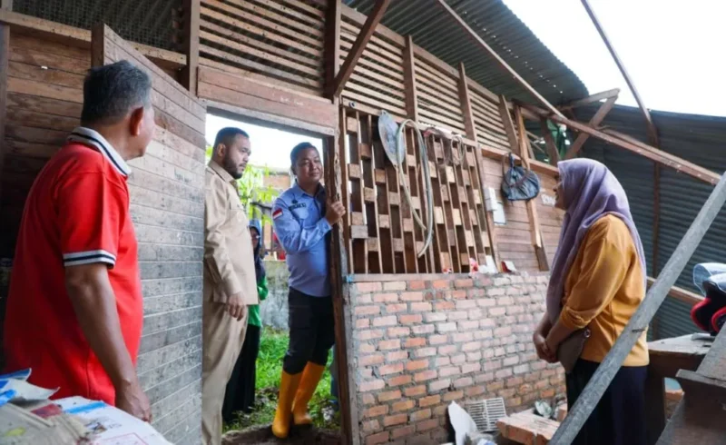 Wali Kota Padang, Fadly Amran meninjau PPMTI Batang Kabung dan SD Negeri 49 Batang Kabung yang terdampak banjir di Kecamatan Koto Tangah, Selasa (16/12/2025). (Foto: Prokopim Padang)