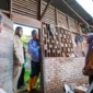 Wali Kota Padang, Fadly Amran meninjau PPMTI Batang Kabung dan SD Negeri 49 Batang Kabung yang terdampak banjir di Kecamatan Koto Tangah, Selasa (16/12/2025). (Foto: Prokopim Padang)