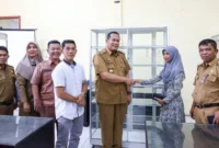 Wali Kota Pariaman Yota Balad menyerahkan bantuan etalase kepada pelaku UMKM di Kecamatan Pariaman, Selasa (30/12/2025). (Foto: Kominfo Pariaman)
